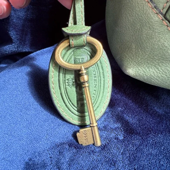 Fossil Green Shoulder Bag with Elegant Design - Picture 3 of 12